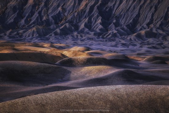Landscape photography with telephoto lenses in Utah Badlands by Peter Coskun